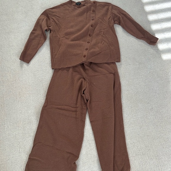 Sunmersalt Luxe Cashmere Blend Sweater Pant & Button Crewneck Sweater Set - Picture 2 of 4